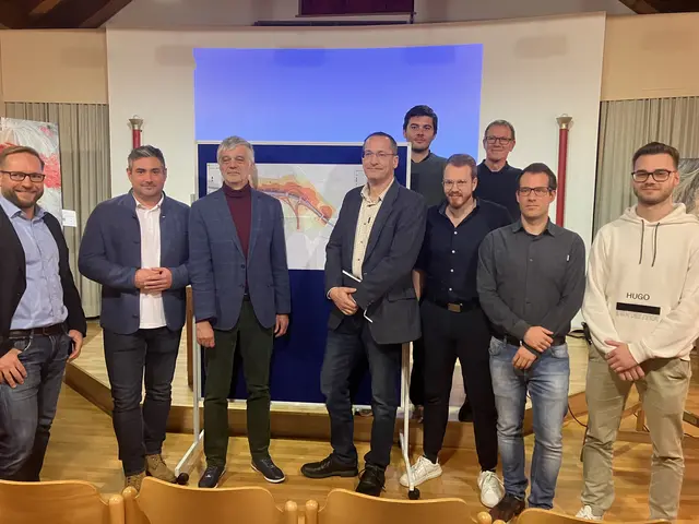 Zweiter von links: Bürgermeister Stefan Loidl mit dem Team der Asfinag und XY, die vor Plandarstellungen Detailfragen klärten | Foto: Stockmann