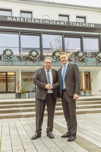 Nach über 18 Jahren verabschiedet sich der Bürgermeister von Thalheim bei Wels, Andreas Stockinger – auf ihn folgt Christian Haagen der nun einstimmig für das Amt gewählt wurde. | Foto: ÖVP Wels-Land