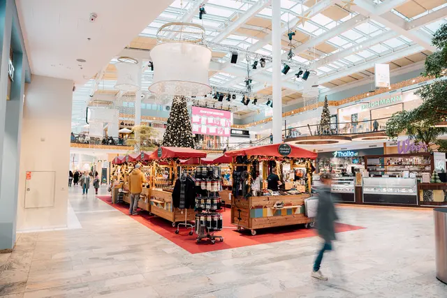 Die Mall verwandelt sich in einen großen Adventmarkt. | Foto: SkylineMedien