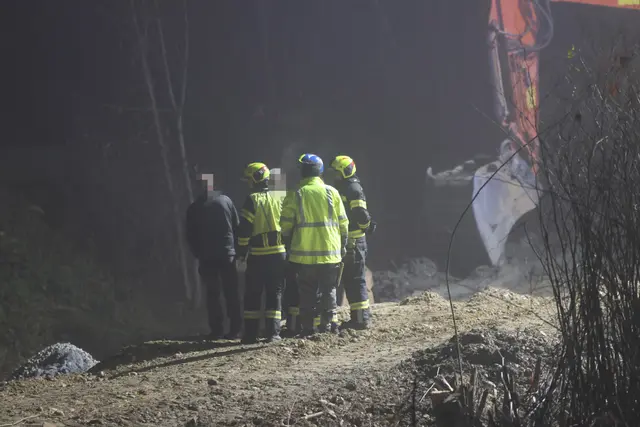 Ein Vorderkipper stürzt beim Kraftwerk in Lambach um – die Feuerwehr musste ausrücken, um den Lenker aus der Fahrzeugkabine zu befreien. | Foto: laumat.at