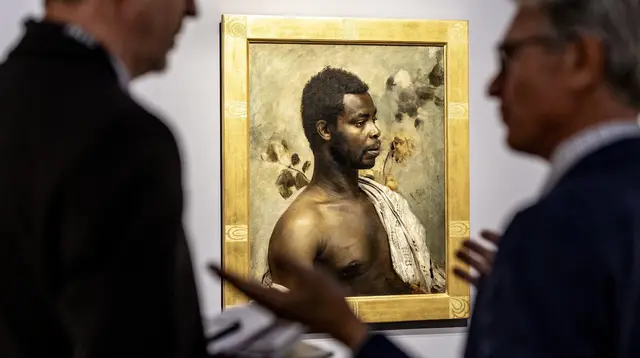 Dieses Bild im Hintergrund soll von Gustav Klimt stammen. Die Staatsanwaltschaft (StA) Wien stellte es jetzt für die ungarischen Behörden sicher. | Foto: APA-Images / ANP / Marcel van Hoorn