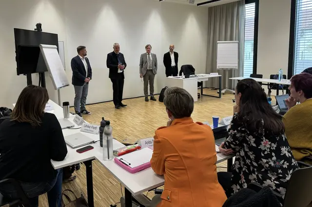 Landesrat Anton Kasser (2.v.l.), „Tut gut!“-Geschäftsführer Erwin Zeiler (1.v.l.), Dekan der Universität für Weiterbildung Krems Stefan Nehrer (2.v.r.), und Lehrgangsleiter seitens der Universität für Weiterbildung Krems Ludwig Grillich (1.v.r. ) beim Besuch eines Ausbildungsmoduls der neuen Gesundheitsbotschafterinnen und Gesundheitsbotschaftern für Niederösterreich. | Foto: „Tut gut!“ | Zwinz