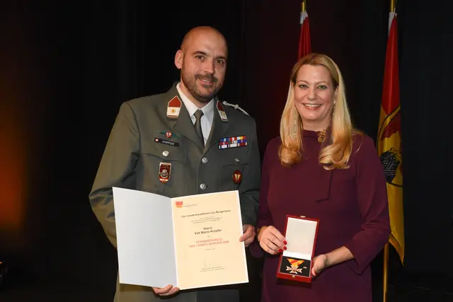 Verdienstkreuz für Mario Knipfer  | Foto: Landesmedienservice Burgenland / Hafner