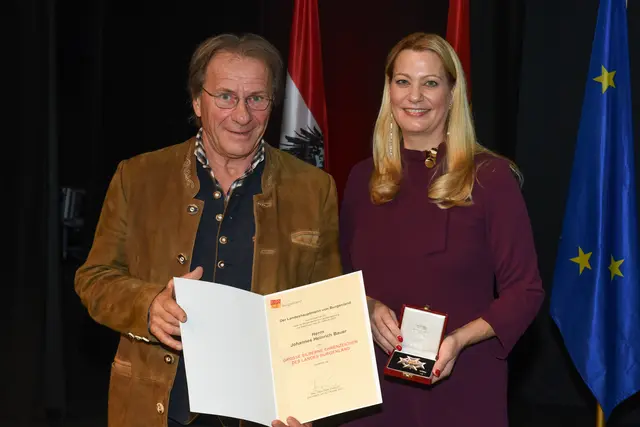 Großes Silbernes Ehrenzeichen für Johannes Heinrich Bauer  | Foto: Landesmedienservice Burgenland / Hafner