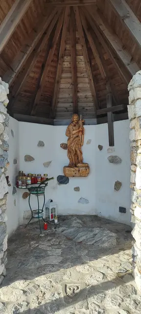 das Gestein stammt vom Schöckl, der Dachstuhl und das Dach sind aus Lärchenholz gefertigt... | Foto: I.Wozonig