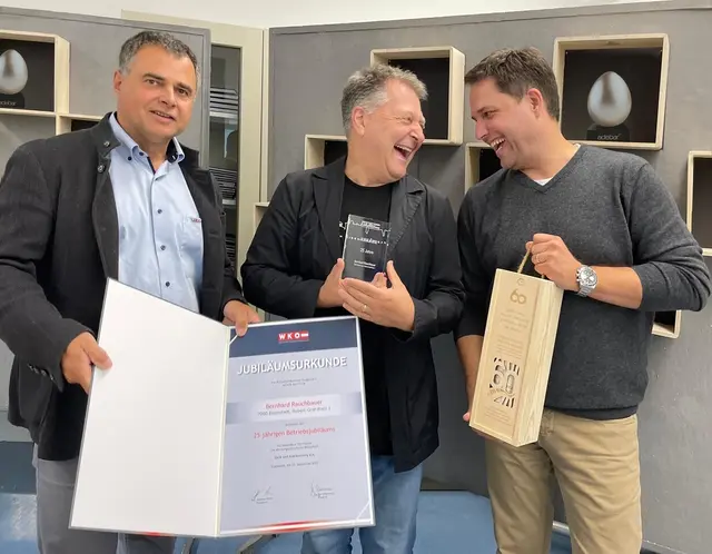 Wirtschaftskammer Fachgruppe Werbung: Geschäftsführer Markus Klausner und Obmann Ronald Fenk gratulierten zum Jubiläum.  | Foto: Bernhard Rauchbauer