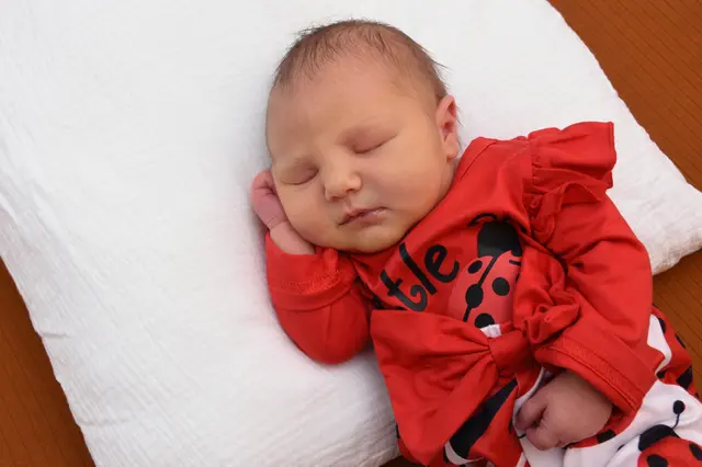 Name: Isabell Maria
Geburtsdatum: 17.10.2025
Gewicht: 3.560 g
Größe: 50 cm
Eltern: Natascha und Hannes Klein aus Kronnersdorf | Foto: Babysmile