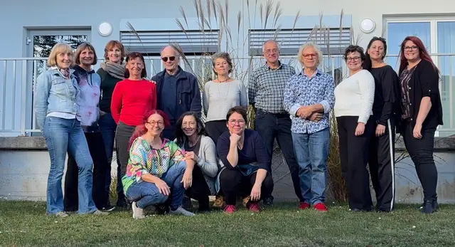 Teilnehmerinnen und Teilnehmer des Workshops in Frankenau setzen die Übungen von Norman Taylor praxisnah um und erkunden Ausdruck und Bewegung auf der Bühne. | Foto: Landesverband für außerberufliches Theater