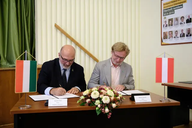 Im Rahmen der Feierlichkeiten unterzeichneten Fabisch und Bezirksbürgermeister András Pikó eine gemeinsame Erklärung, die den Ausbau der Partnerschaft bekräftigt. | Foto: Shervin Sardari/BV8