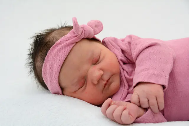 Name: Melanie Emilia
Geburtsdatum: 01.11.2025
Gewicht: 3.780 g
Größe: 54 cm
Eltern: Marion Berr und Johnny-Bill Berr aus Fohnsdorf | Foto: Babysmile