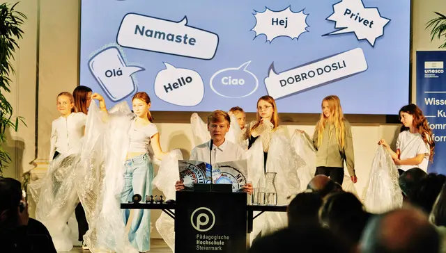 In ihrer Performance zeigten die Schüler, wie Sprache Brücken zwischen Kulturen baut. | Foto: privat