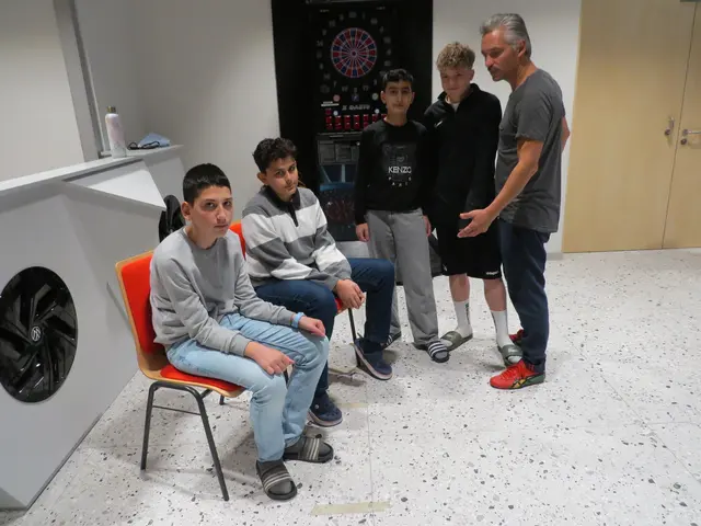 Gemeinsam mit Schauspieler Faris Rahoma spielen Jugendliche der Bildungseinrichtung Willi Resetarits Szenen von sozialer Ungerechtigkeit. | Foto: Sabine Krammer