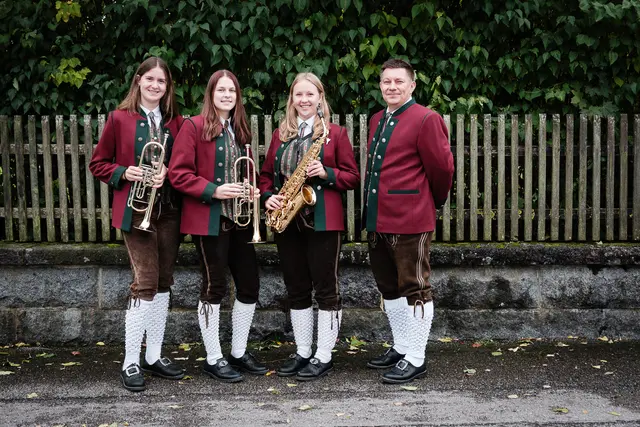 Die Solistinnen mit Kapellmeister Richard Stephan.  | Foto: Josef Urwanisch