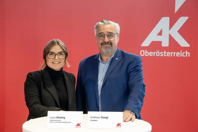 Laura Wiednig (Stabstellenleiterin Frauen- und Gleichstellungspolitik) und Andreas Stangl (AK Präsident). | Foto: AK OÖ/David Ruis
