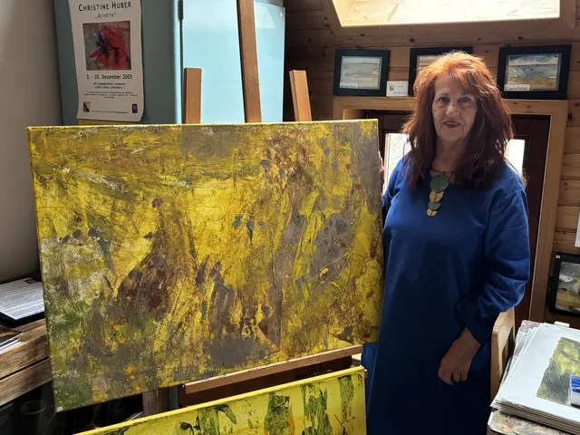 Die Künstlerin Christine Huber findet ihre stärkste Inspiration in der Natur – und verwandelt sie in farbintensive Bildwelten. | Foto: Michaela Müller