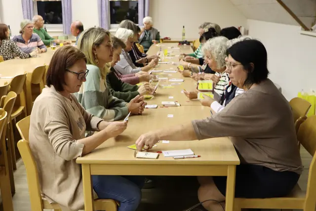 Am Frauentisch ging es gleich leidenschaftlich zu wie bei den Männern | Foto: Gerhard Langmann