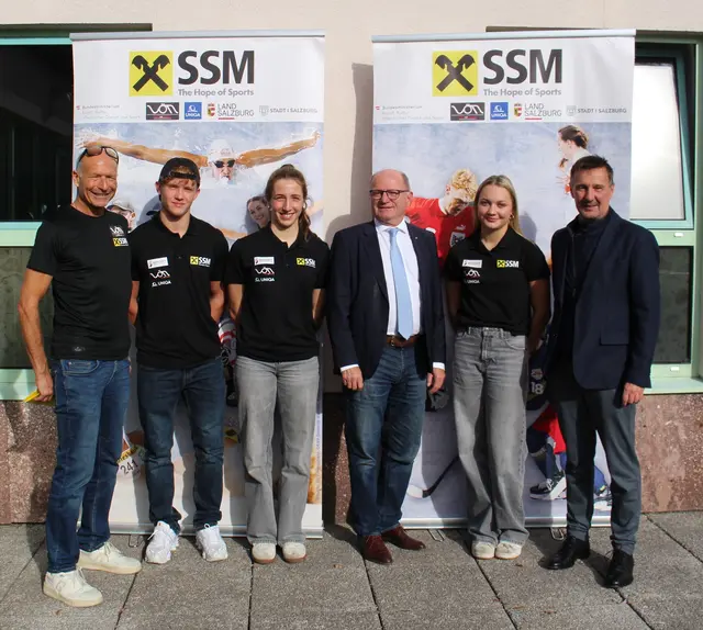 Thomas Wörz (Geschäftsführer SSM), Nikolas Roidmayer (Rudern), Sara Grabovac (Fußball), Rudolf Mair (Bildungsdirektor), Sarah Baumgartner (Skeleton), Martin Zauner (Sportlandesrat) | Foto: SSM
