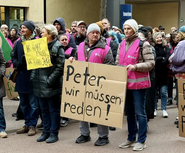 Am Donnerstag unterstrich man die geäußerte Kritik mit einer Betriebsversammlung im öffentlichen Raum. | Foto: Grüne Wien