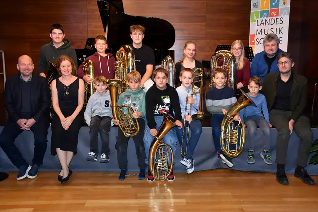 Tiefes Blech: Landesmusikschule Grein traf Anton Bruckner Privatuniversität. Veranstalter Wolfgang Rosenthaler, rechts, 2. Reihe. Dekan Prof. Willi Brandstötter, links.  | Foto: Robert Zinterhof