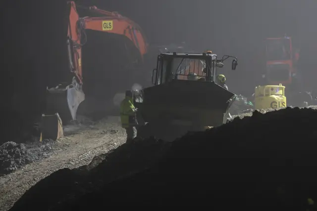 Ein Vorderkipper stürzt beim Kraftwerk in Lambach um – die Feuerwehr musste ausrücken, um den Lenker aus der Fahrzeugkabine zu befreien. | Foto: laumat.at