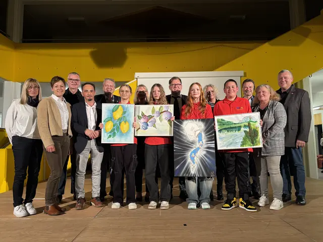 Ehrengäste, Eltern und Schüler nach der gelungenen Vernissage. | Foto: Bernhard Schabauer