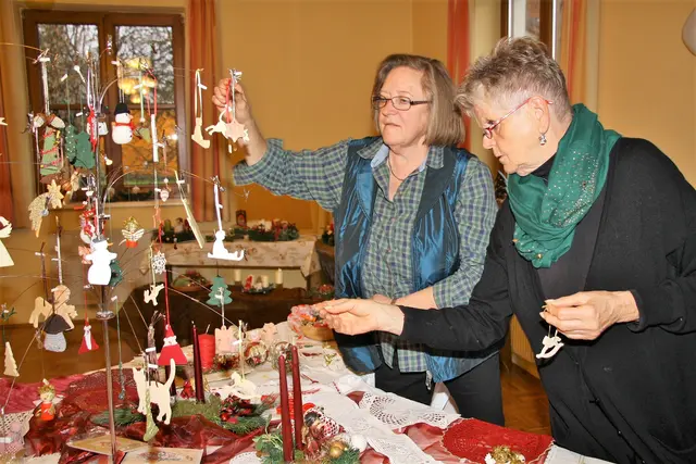 Spari‘s Weihnachtsmarkt bietet eine Fülle an Handarbeiten, aber auch Anregungen dazu. | Foto: Edith Ertl