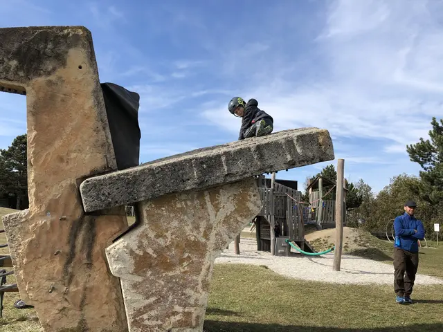 Simon am Steinspielplatz in Enzesfeld