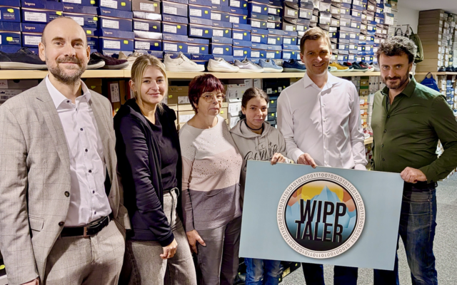 Der "Meilenstein" des Schuhhaus Grasl zeigt, dass das Konzept bereits wirkt: Die Marke von über 10.000 Euro Einlösevolumen ist zugleich eine aktive wirtschaftliche Triebfeder.  | Foto: Verein Wipptaler Wirtschaft