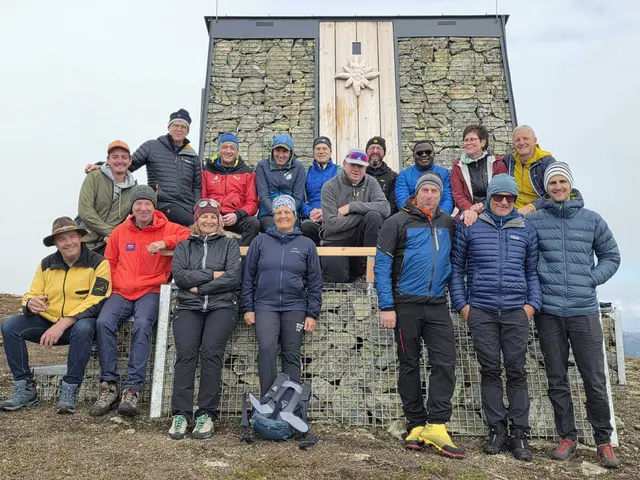 Alle freiwilligen Helferinnen und Helfer im Rahmen der Segnung, mit am Bild ist Vikar Basile Harusha.  | Foto: Stefan Trenker