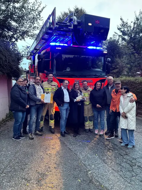 Neben den geladenen Gästen – Familie, Freunde, Mitglieder des Gemeinderats sowie Vertreter der Feuerwehr – sorgten gleich mehrere Überraschungsbesuche für besonders emotionale Momente.  | Foto: Gemeinde