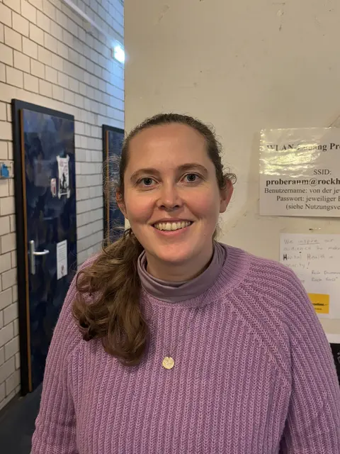 „Ich bringe mir das Ukulele spielen mit YouTube-Videos selbst bei und da ich bereits Gitarre spiele ist der Umstieg leichter, auch wenn manche Griffe teilweise anders sind und man schon auch umdenken muss“, sagt Stephanie, die regelmäßig an den Rockhouse-Workshops teilnimmt und leidenschaftliche Songwriterin ist. | Foto: Schrofner