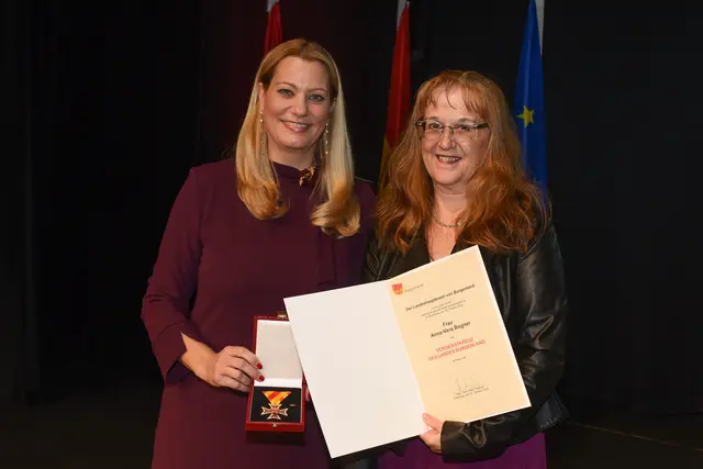 Verdienstkreuz für Anna-Vera Bogner | Foto: Landesmedienservice Burgenland / Hafner