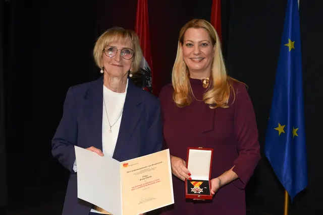 Silbernes Ehrenzeichen für Erna Fürst   | Foto: Landesmedienservice Burgenland / Hafner