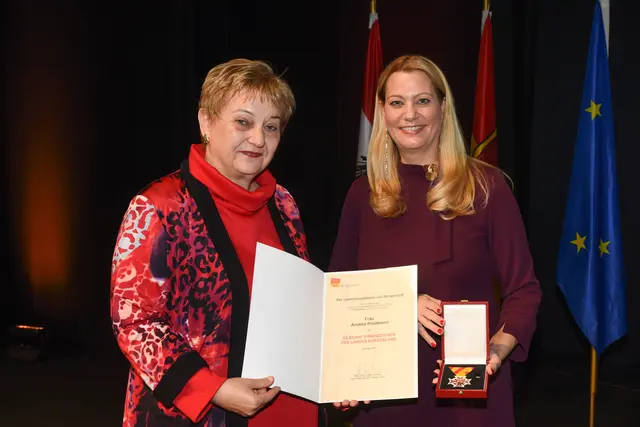 Silbernes Ehrenzeichen für Andrea Postmann  | Foto: Landesmedienservice Burgenland / Hafner