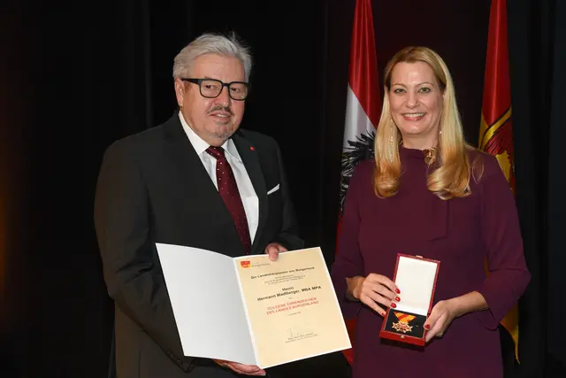Goldenes Ehrenzeichen für Hermann Madlberger  | Foto: Landesmedienservice Burgenland / Hafner