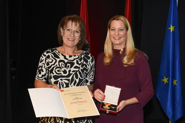Goldenes Ehrenzeichen für Claudia Unger  | Foto: Landesmedienservice Burgenland / Hafner