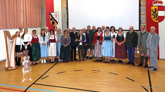 Höhepunkt der Jubiläumsfeierlichkeiten „40 Jahre Salzburger Bildungswerk Muhr“ war laut dem Salzburger Bildungswerk der Abend „Bewegte Bilder“ mit Fotos, Videos und Erzählungen aus den vergangenen Jahrzehnten. Im Bild: Alle Mitwirkenden des Abends. | Foto: Helmut Kandler