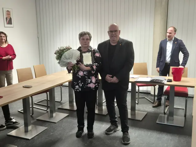 Verabschiedung Gemeinderätin Svatos Monika mit Bürgermeister Robert Szekely. | Foto: Gemeinde Klein-Neusiedl