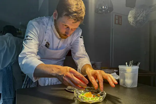Johannes Nuding in seinem Restaurant Schwarzer Adler in Hall in Tirol glänzt auch dieses Jahr wieder mit vier Hauben.  | Foto: ServusTV / Degn Film