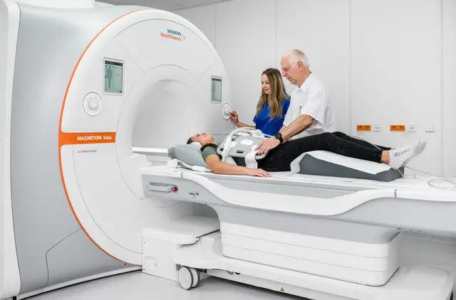 Der neue 1,5-Tesla-MRT „Magnetom Sola“ verschafft dem Bezirkskrankenhaus Reutte einen deutlichen Technologiesprung. Im Bild recht außen: Dr. Christian Wolf, Leiter des Radiologie-Instituts. | Foto: BKH Reutte/Fotostudio René