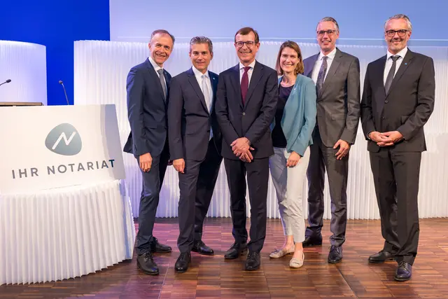 Im Bild: Claus Spruzina (Präsident der Österreichischen Notariatskammer), Thomas Schatzl (Vizepräsident der Notariatskammer für Salzburg), Christoph von Marschall (diplomatischer Korrespondent des Berliner Tagesspiegels), Georgia Reichinger (Substitutin Notar Dr. Peter Höftberger), Dominik Engel (Rektor und Geschäftsführer FH Salzburg) und Philip Ranft (Öffentlicher Notar). | Foto: Notariatskammer für Salzburg/Günter Freund