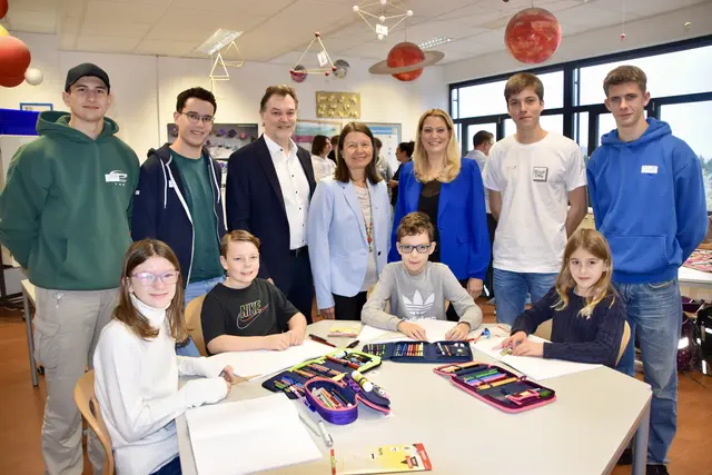 77 Schüler der Sekundarstufe waren am Donnerstag zu Gast in Eisenstadt.  | Foto: Stefan Schneider