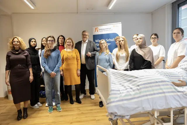 Gesundheitsstadtrat Peter Hacker (SPÖ, Mitte) und Anita Bauer besuchten die Neuanfänger in der Pflegeausbildung.  | Foto: Andrew Rinkhy