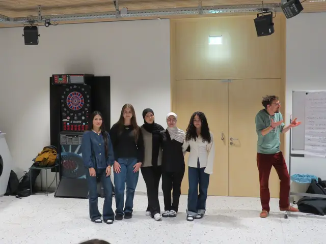 Najla, Irem, Busra, Nour und Yade spielen eine Theaterszene rund um das Tragen des Kopftuches. | Foto: Sabine Krammer