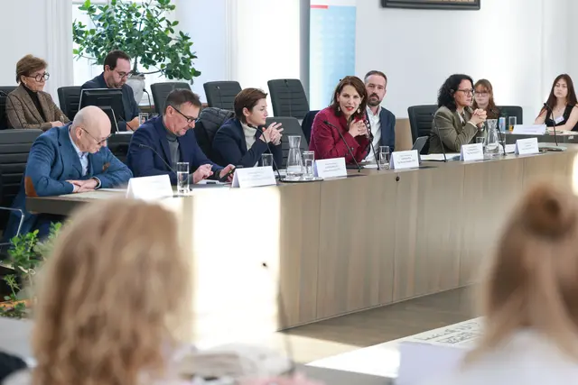 Im Bild: Landesrat Wolfgang Fürweger, Landesrat Martin Zauner, Landeshauptfrau-Stellvertreterin Marlene Svazek, Landeshauptfrau Karoline Edtstadler, Landeshauptfrau-Stellvertreter Stefan Schnöll und Landesrätin Daniela Gutschi | Foto: Land Salzburg/Franz Neumayr