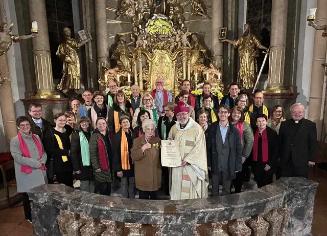 Organistin Ida Puchleitner, umringt von Gratulanten in der Pfarrkirche Straden | Foto: Karl Lenz