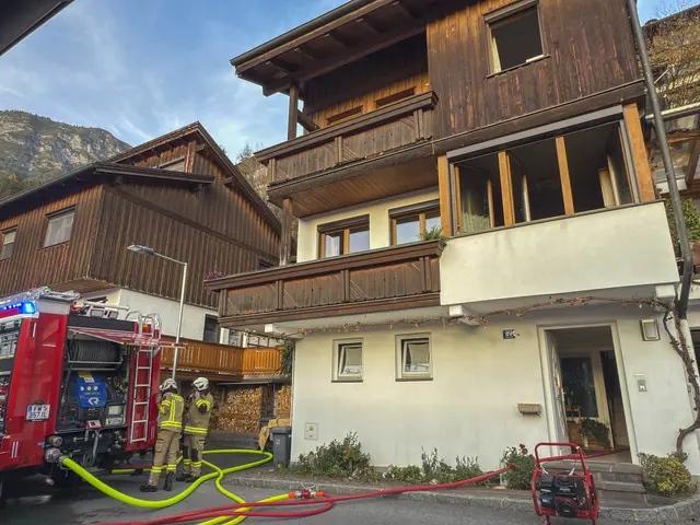 Die Freiwillige Feuerwehr Thaur und Rum beim Einsatz im Reihenhaus in Thaur. | Foto: Zeitungsfoto.at