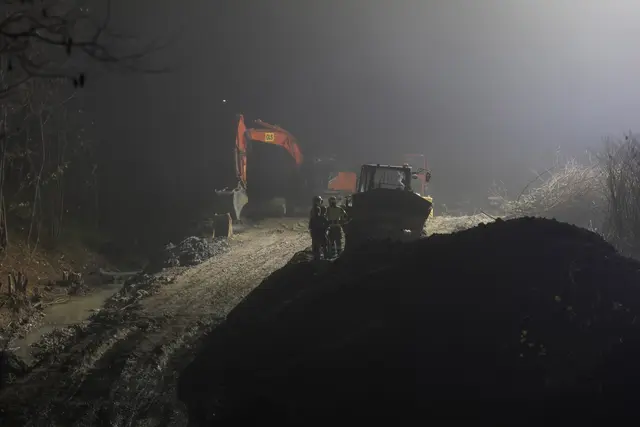 Ein Vorderkipper stürzt beim Kraftwerk in Lambach um – die Feuerwehr musste ausrücken, um den Lenker aus der Fahrzeugkabine zu befreien. | Foto: laumat.at