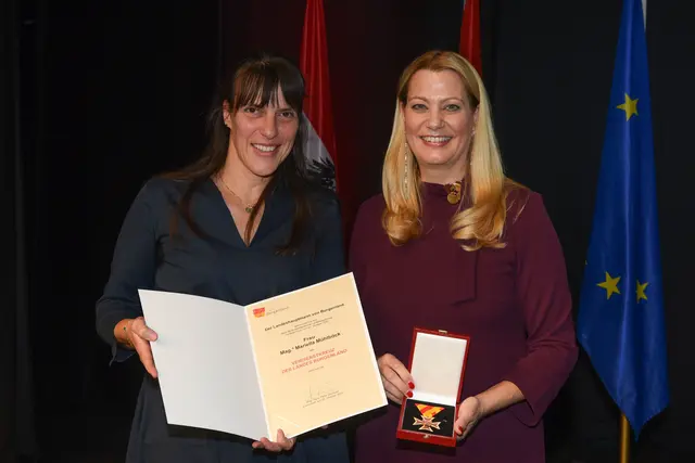Verdienstkreuz für Mariella Mühlböck | Foto: Landesmedienservice Burgenland / Hafner