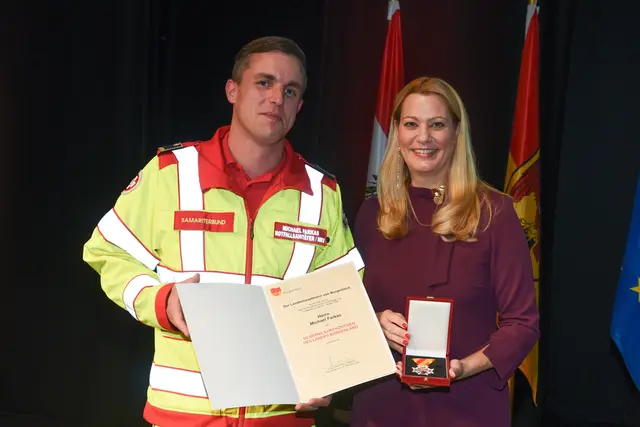 Silbernes Ehrenzeichen für Michael Farkas  | Foto: Landesmedienservice Burgenland / Hafner